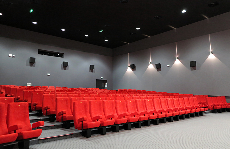 Salle de cinéma aux fauteuils rouges, Bréal-sous-Montfort