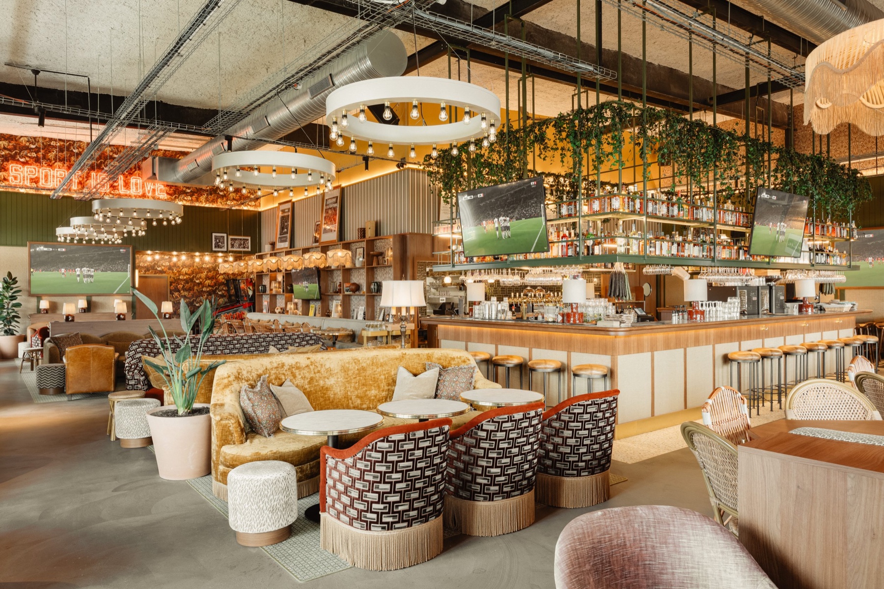 Salle de bar-restaurant avec plantes suspendues, Laval