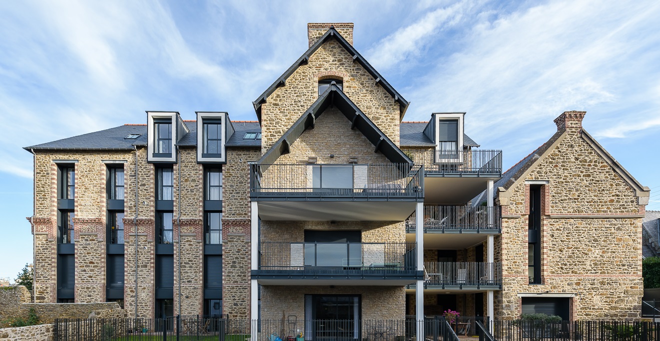 Villa en pierre réhabilitée en logements, Dinard