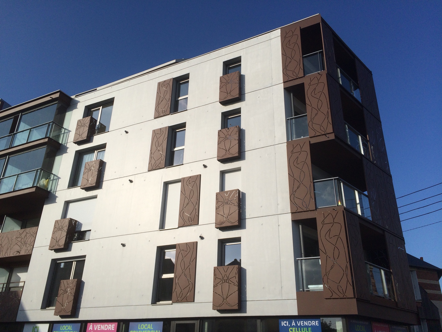 Façade enduite claire avec stores en toile, Rennes