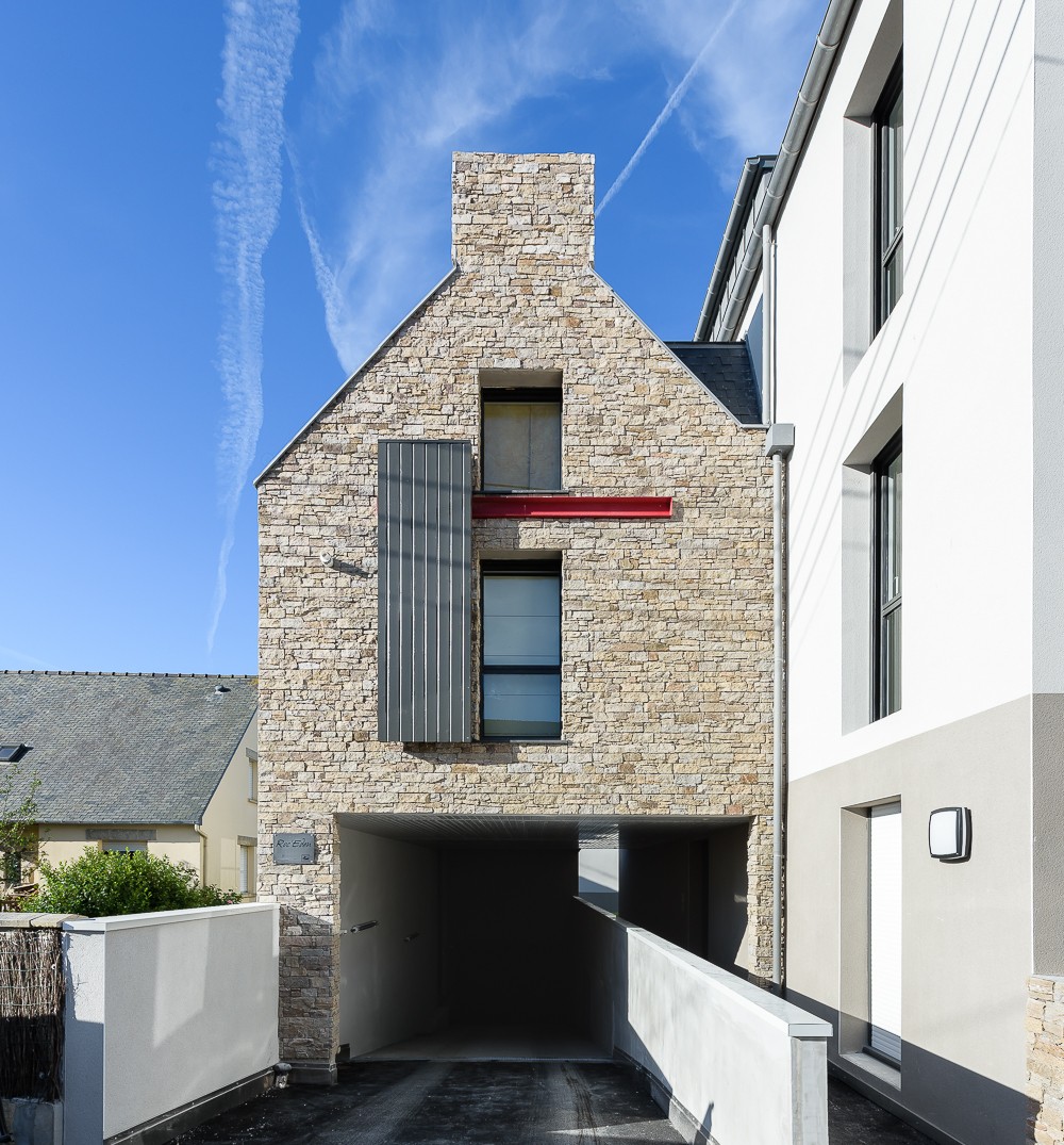 Pignon en pierre avec encadrement rouge, Rothéneuf